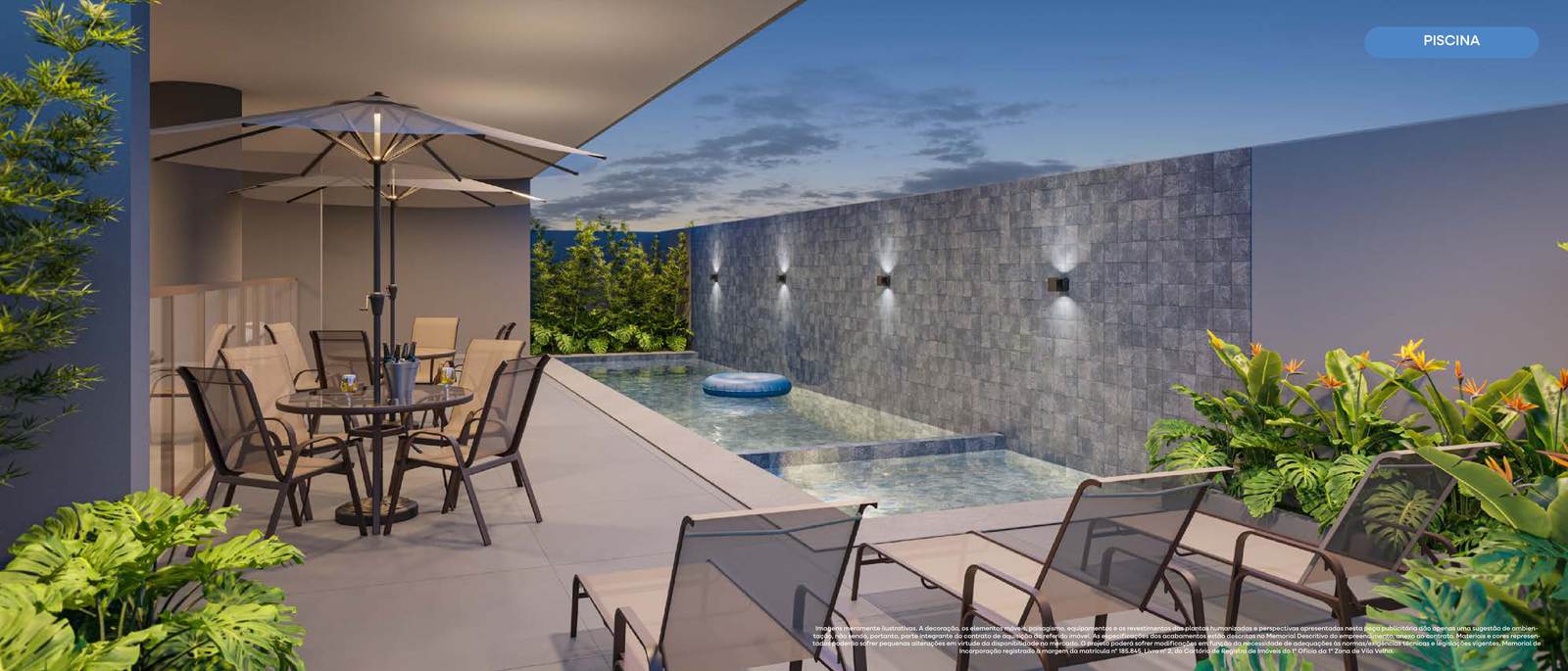 Piscina à noite com iluminação